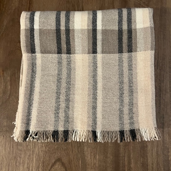 J Crew Plaid Scarf 46 x 46 inches - Picture 4 of 6